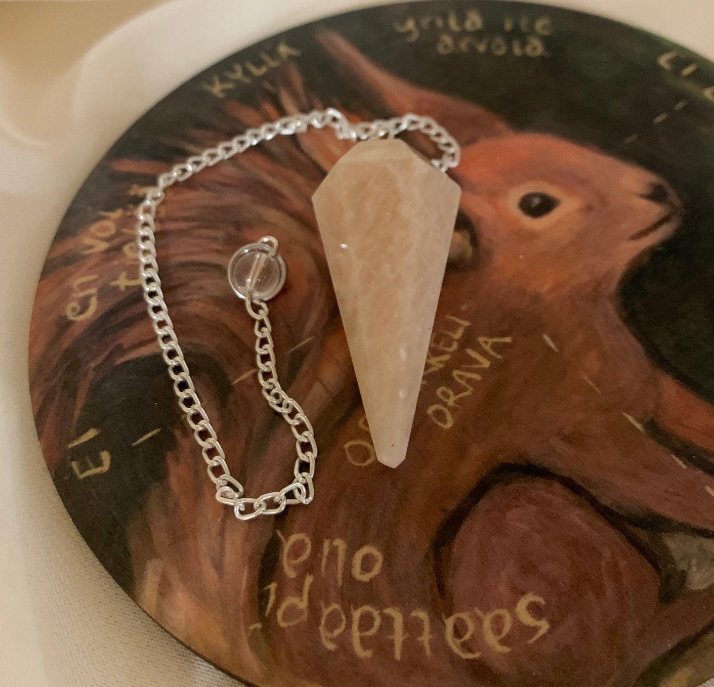 Heiluri: (persikan värinen) kuukivi